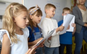 criancas-de-tiro-medio-cantando-juntas-na-escola-dominical